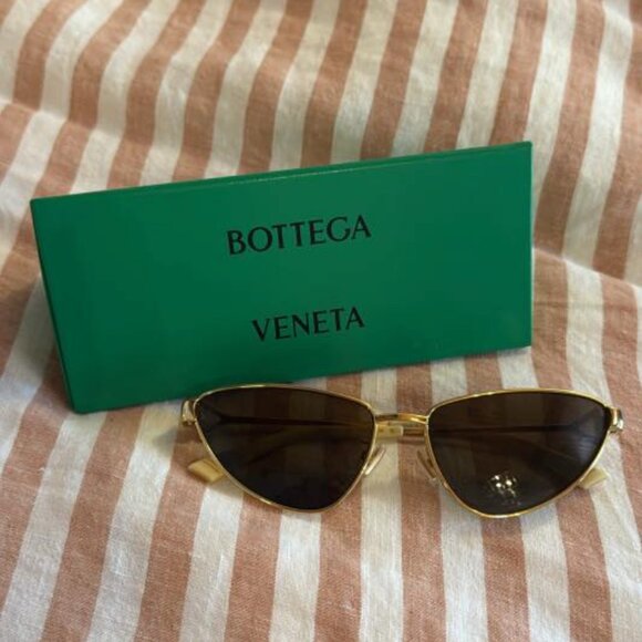 Bottega Veneta ‘25 Cat Eye Sunglasses - Picture 2 of 6